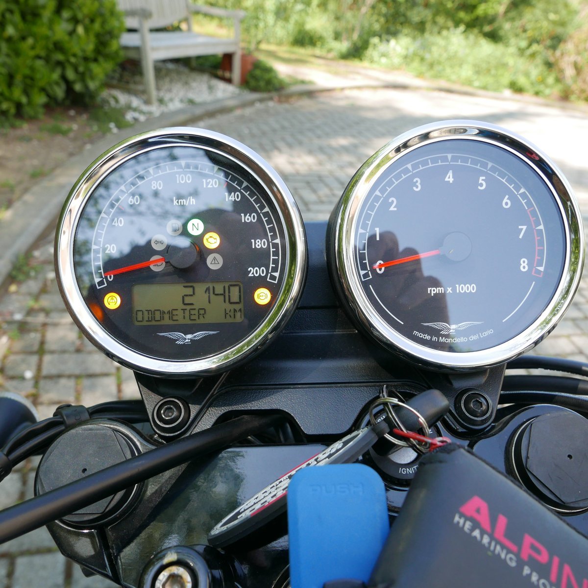 001 200421 Moto Guzzi 01 dashboard.jpg