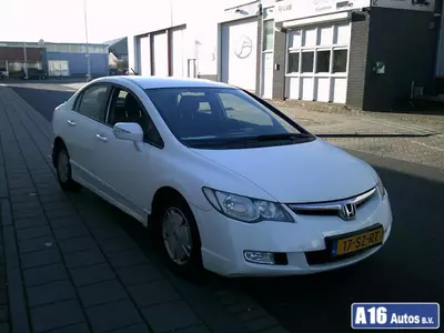 2honda-civic-civic-4dr-hybrid.webp